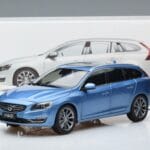 Volvo V60 D3 Power Bleu FAW 1:18 9430839 Métal Moulé - image 7 of 7