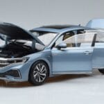 Volkswagen Passat B8 Bleu FAW 1:18 ZVF000003A Métal Moulé - image 2 of 7