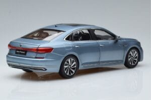 Volkswagen Passat B8 Bleu FAW 1:18 ZVF000003A Métal Moulé — image 3 sur 7