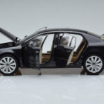 Volkswagen Phaeton V6 Mazeppa Gris Kyosho 1:18 - image 4 of 9