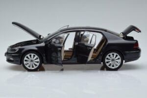 Volkswagen Phaeton V6 Mazeppa Gris Kyosho 1:18 08831MBK Métal Moulé — image 4 sur 9