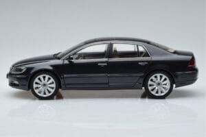 Volkswagen Phaeton V6 Mazeppa Gris Kyosho 1:18 08831MBK Métal Moulé — image 5 sur 9