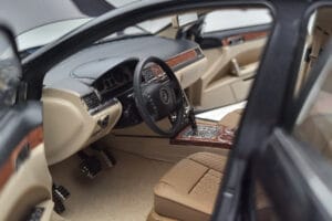 Volkswagen Phaeton V6 Mazeppa Gris Kyosho 1:18 08831MBK Métal Moulé — image 8 sur 9