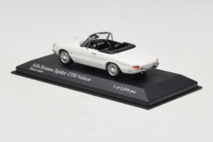 Alfa Romeo 1750 Spider Veloce Blanc Minichamps 1:43 400120530 Métal Moulé — image 3 sur 4