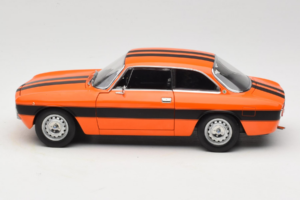 Alfa Romeo 2000 GTV Orange Norev 1:18 187918 Métal Moulé — image 4 sur 8