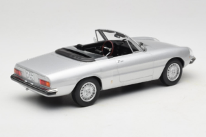 Alfa Romeo 2000 Spider Argent Norev 1:18 187884 Métal Moulé — image 2 sur 6