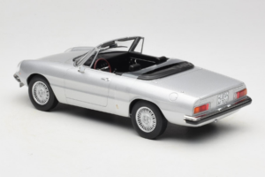 Alfa Romeo 2000 Spider Argent Norev 1:18 187884 Métal Moulé — image 5 sur 6