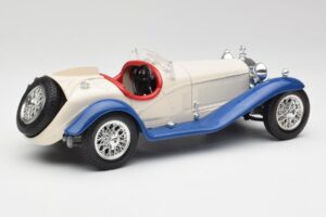 Alfa Romeo 2300 Spider Blanc & Bleu Bburago 1:18 3008-M1 Métal Moulé — image 2 sur 6