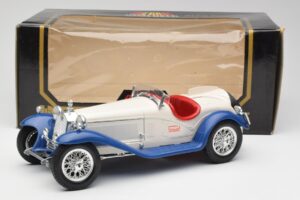 Alfa Romeo 2300 Spider Blanc & Bleu Bburago 1:18 3008-M1 Métal Moulé — image 6 sur 6
