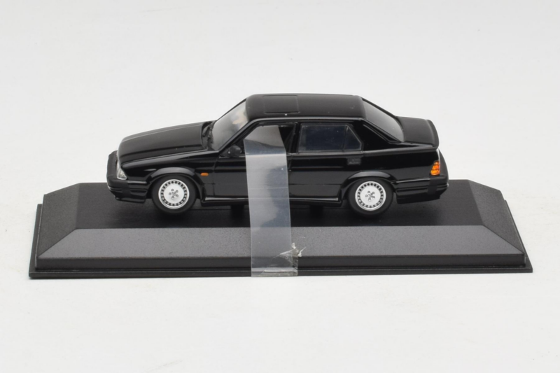Alfa Romeo 75 3.0 V6 Noir Minichamps 1:43 403120463 Métal Moulé