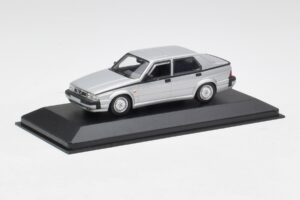 Alfa Romeo 75 3.0 V6 Argent Minichamps 1:43 400120461 Métal Moulé — image 2 sur 4