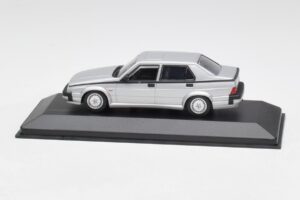 Alfa Romeo 75 3.0 V6 Argent Minichamps 1:43 400120461 Métal Moulé
