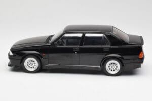 Alfa Romeo 75 Turbo Evoluzione Noir MCG 1:18 MCG18429 Métal Moulé — image 3 sur 6