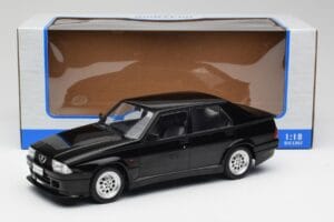 Alfa Romeo 75 Turbo Evoluzione Noir MCG 1:18 MCG18429 Métal Moulé — image 6 sur 6