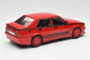 Alfa Romeo 75 Turbo Evoluzione Rouge MCG 1:18 MCG18428 Métal Moulé — image 2 sur 6