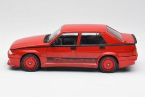 Alfa Romeo 75 Turbo Evoluzione Rouge MCG 1:18 MCG18428 Métal Moulé — image 3 sur 6