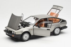 Alfa Romeo Alfetta GTV 2.0 Gris Métallique AUTOart 1:18 70147 Métal Moulé — image 2 sur 8