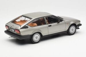 Alfa Romeo Alfetta GTV 2.0 Gris Métallique AUTOart 1:18 70147 Métal Moulé — image 3 sur 8