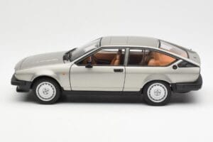 Alfa Romeo Alfetta GTV 2.0 Gris Métallique AUTOart 1:18 70147 Métal Moulé — image 4 sur 8