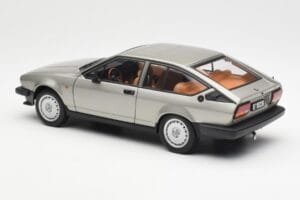 Alfa Romeo Alfetta GTV 2.0 Gris Métallique AUTOart 1:18 70147 Métal Moulé — image 7 sur 8