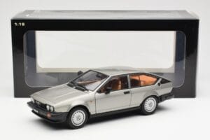 Alfa Romeo Alfetta GTV 2.0 Gris Métallique AUTOart 1:18 70147 Métal Moulé — image 8 sur 8