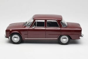 Alfa Romeo Giulia 1300 Rouge Foncé Minichamps 1:18 180120906 Métal Moulé — image 4 sur 8