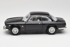 Alfa Romeo Giulia Sprint GTA Noir Road Signature 1:18 92348 Métal Moulé — image 4 sur 8