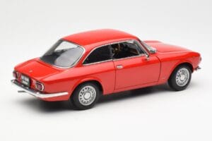 Alfa Romeo GT 1300 Junior LHD Rouge AUTOart 1:18 70131 Métal Moulé — image 3 sur 8