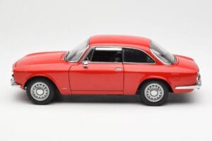 Alfa Romeo GT 1300 Junior LHD Rouge AUTOart 1:18 70131 Métal Moulé — image 4 sur 8