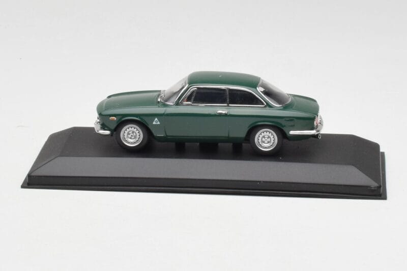 Alfa Romeo Giulia GTA 1300 Junior Vert Minichamps 1:43 ALFA010 Métal Moulé