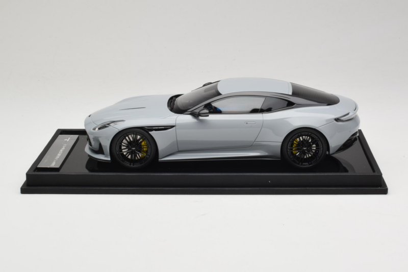 Aston Martin DB12 Nardo Gray MotorHelix 1:18 MH027NG Résine