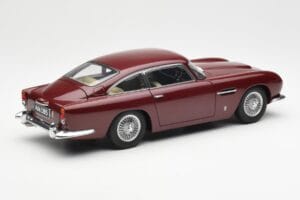 Aston Martin DB5 Dubonnet Rouge AUTOart 1:18 70213 Métal Moulé — image 3 sur 8