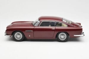 Aston Martin DB5 Dubonnet Rouge AUTOart 1:18 70213 Métal Moulé — image 4 sur 8