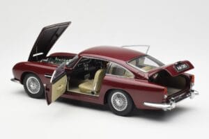 Aston Martin DB5 Dubonnet Rouge AUTOart 1:18 70213 Métal Moulé — image 5 sur 8