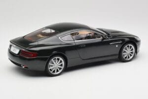 Aston Martin DB9 Noir Solido 1:18 15025600 Métal Moulé — image 3 sur 8