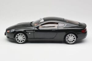 Aston Martin DB9 Noir Solido 1:18 15025600 Métal Moulé — image 4 sur 8