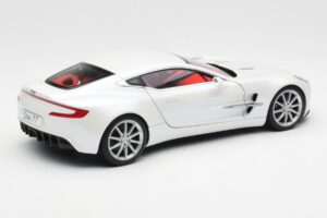 Aston Martin One-77 Morning Frost Blanc AUTOart 1:18 70244 Métal Moulé — image 3 sur 8