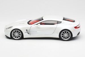 Aston Martin One-77 Morning Frost Blanc AUTOart 1:18 70244 Métal Moulé — image 4 sur 8