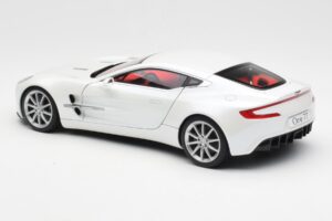 Aston Martin One-77 Morning Frost Blanc AUTOart 1:18 70244 Métal Moulé — image 7 sur 8