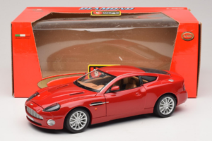 Aston Martin V12 Vanquish Rouge Bburago 1:18 33334063 Métal Moulé — image 8 sur 8