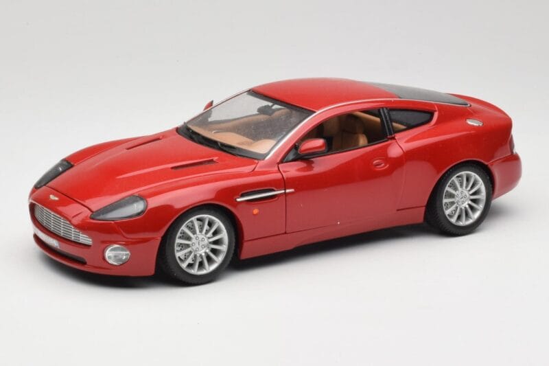 Aston Martin V12 Vanquish Rouge Bburago 1:18 34063 Métal Moulé