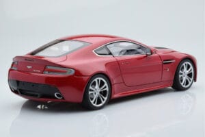 Aston Martin V12 Vantage Rouge AUTOart 1:18 70208 Métal Moulé — image 3 sur 8