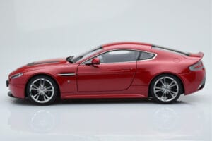 Aston Martin V12 Vantage Rouge AUTOart 1:18 70208 Métal Moulé — image 4 sur 8