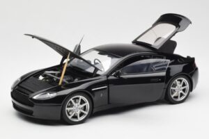 Aston Martin V8 Vantage Onyx Noir AUTOart 1:18 70202 Métal Moulé — image 2 sur 8