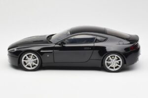 Aston Martin V8 Vantage Onyx Noir AUTOart 1:18 70202 Métal Moulé — image 4 sur 8
