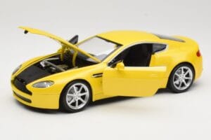 Aston Martin V8 Vantage Jaune Hot Wheels 1:18 G7159 Métal Moulé — image 2 sur 8