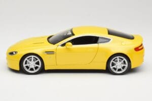 Aston Martin V8 Vantage Jaune Hot Wheels 1:18 G7159 Métal Moulé — image 4 sur 8