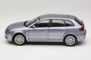 Audi A3 8P Sportback Light Blue Metallic Kyosho 1:18 5010403025 Métal Moulé — image 4 sur 8