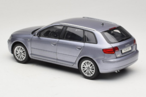 Audi A3 8P Sportback Light Blue Metallic Kyosho 1:18 5010403025 Métal Moulé — image 7 sur 8