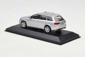 Audi A4 B7 Avant Argent Minichamps 1:43 AUDI009 Métal Moulé — image 3 sur 4